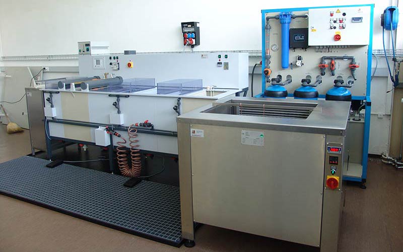 COMPACTA EL: Manuelle Elektropolieranlage mit Ultraschallvorreinigung, Trockenofen und Spülwasseraufbereitung